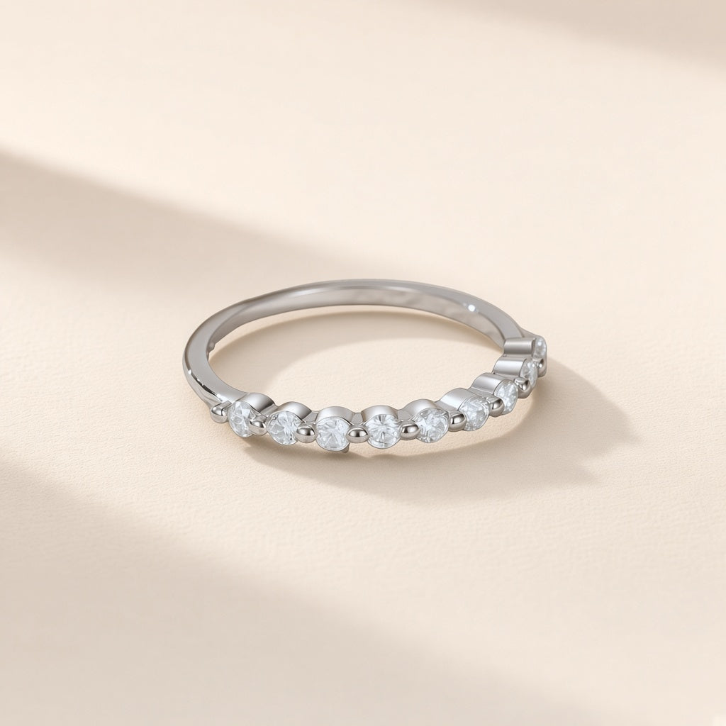 Bague Pointillés argent 925, anneau très fin, neuf petites moissanites synthétiques rondes espacées sur le dessus, sur fond crème