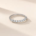 Bague Pointillés argent 925, anneau très fin, neuf petites moissanites synthétiques rondes espacées sur le dessus, sur fond crème
