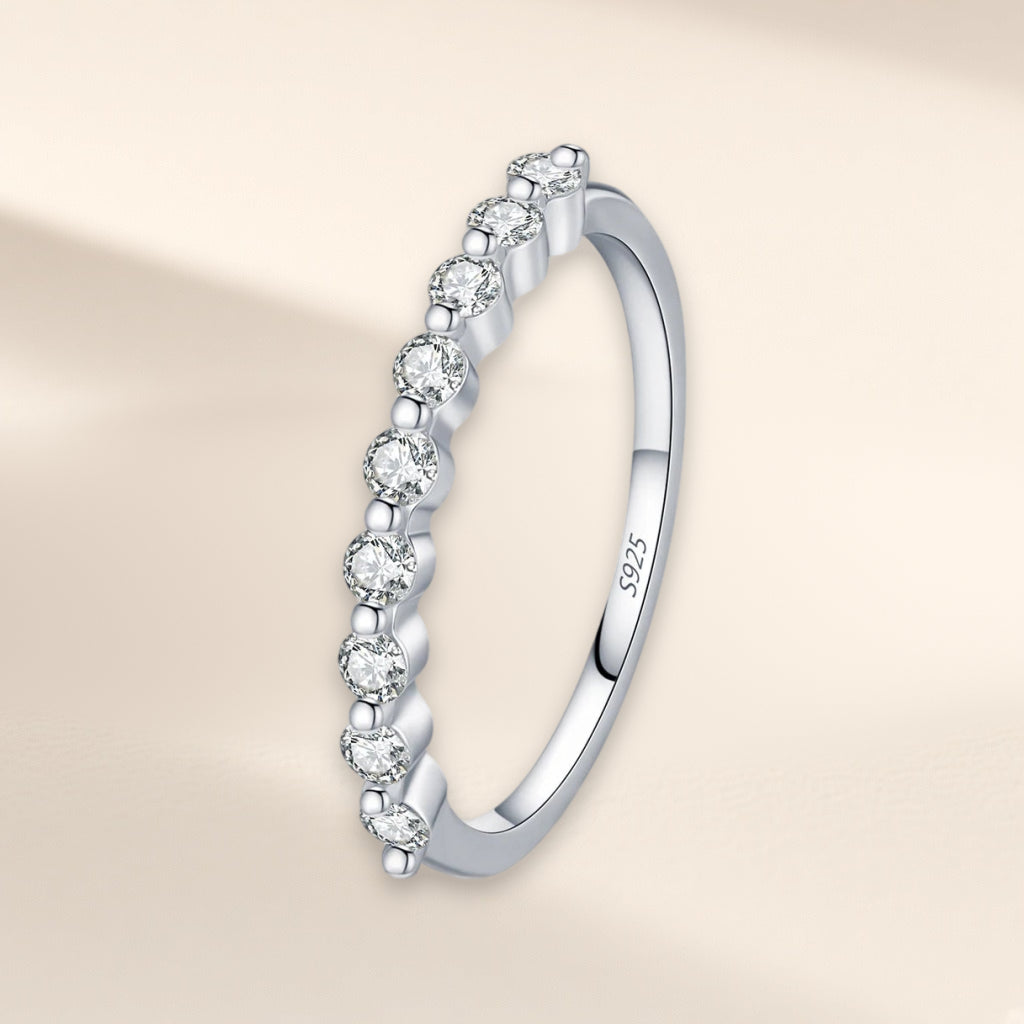Bague Pointillés vue de biais : neuf petites pierres rondes claires espacées sur l'anneau très fin