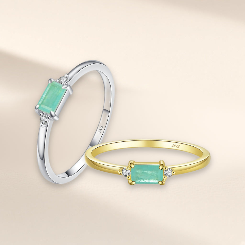 Bague Sentier, les deux finitions côte à côte : argentée et dorée, pierre rectangulaire verte entre deux petites pierres