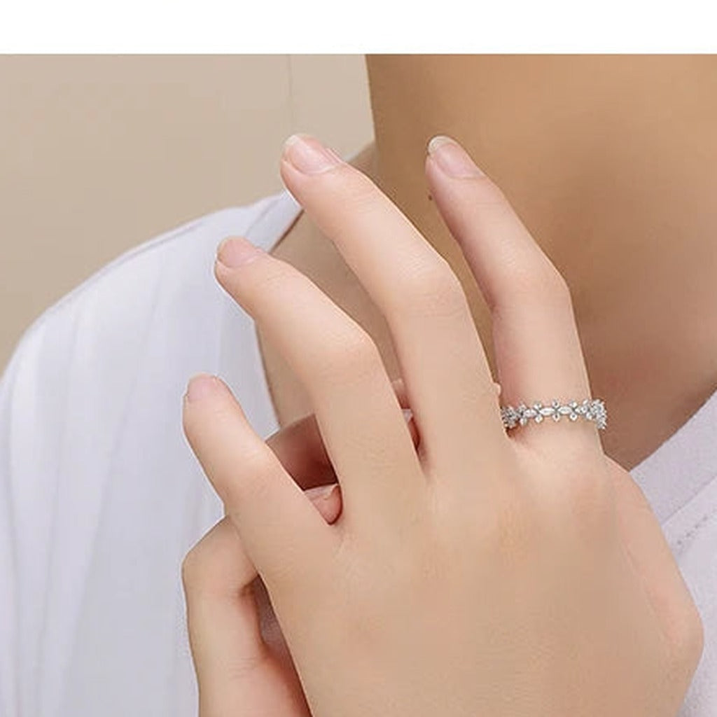 Bague Florilège argentée, ronde de navettes, portée à la main