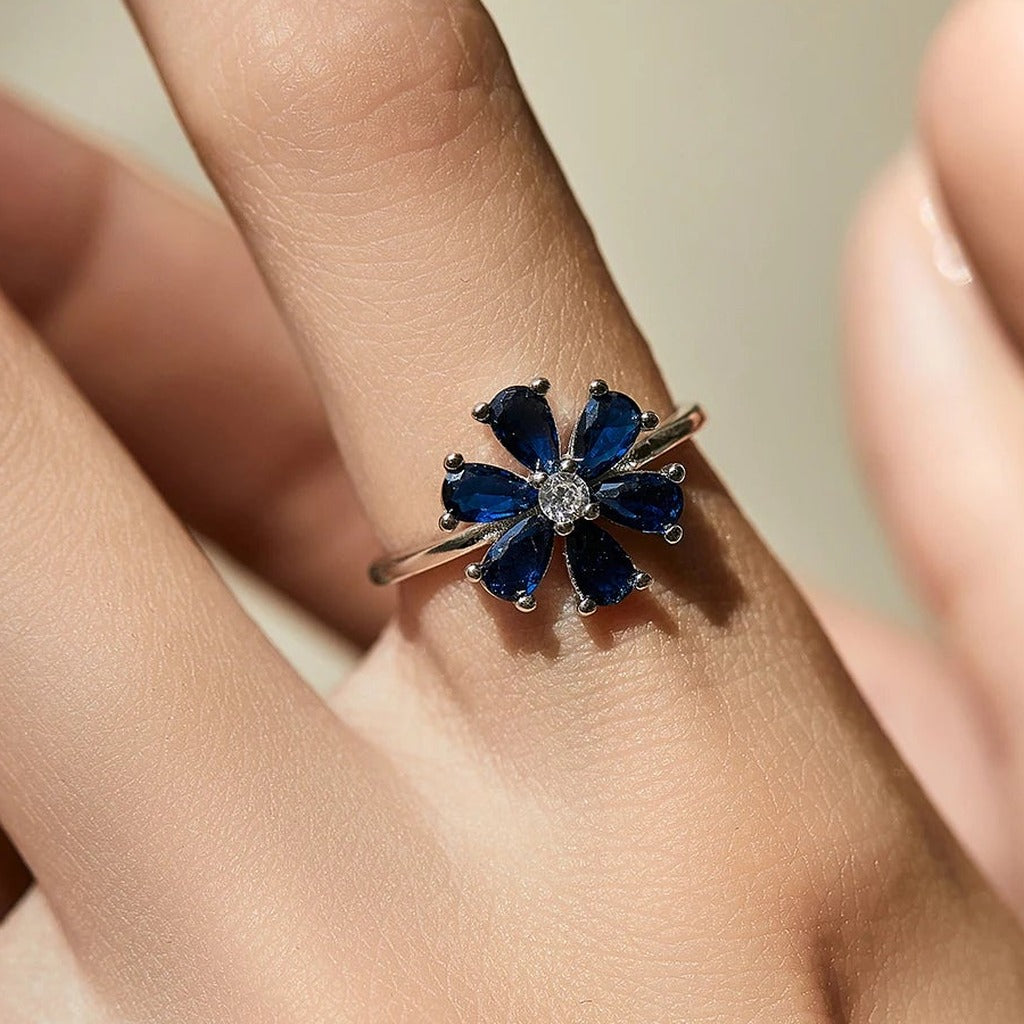 Bague Bleuet portée au doigt : la fleur de gouttes bleu roi vue de dessus