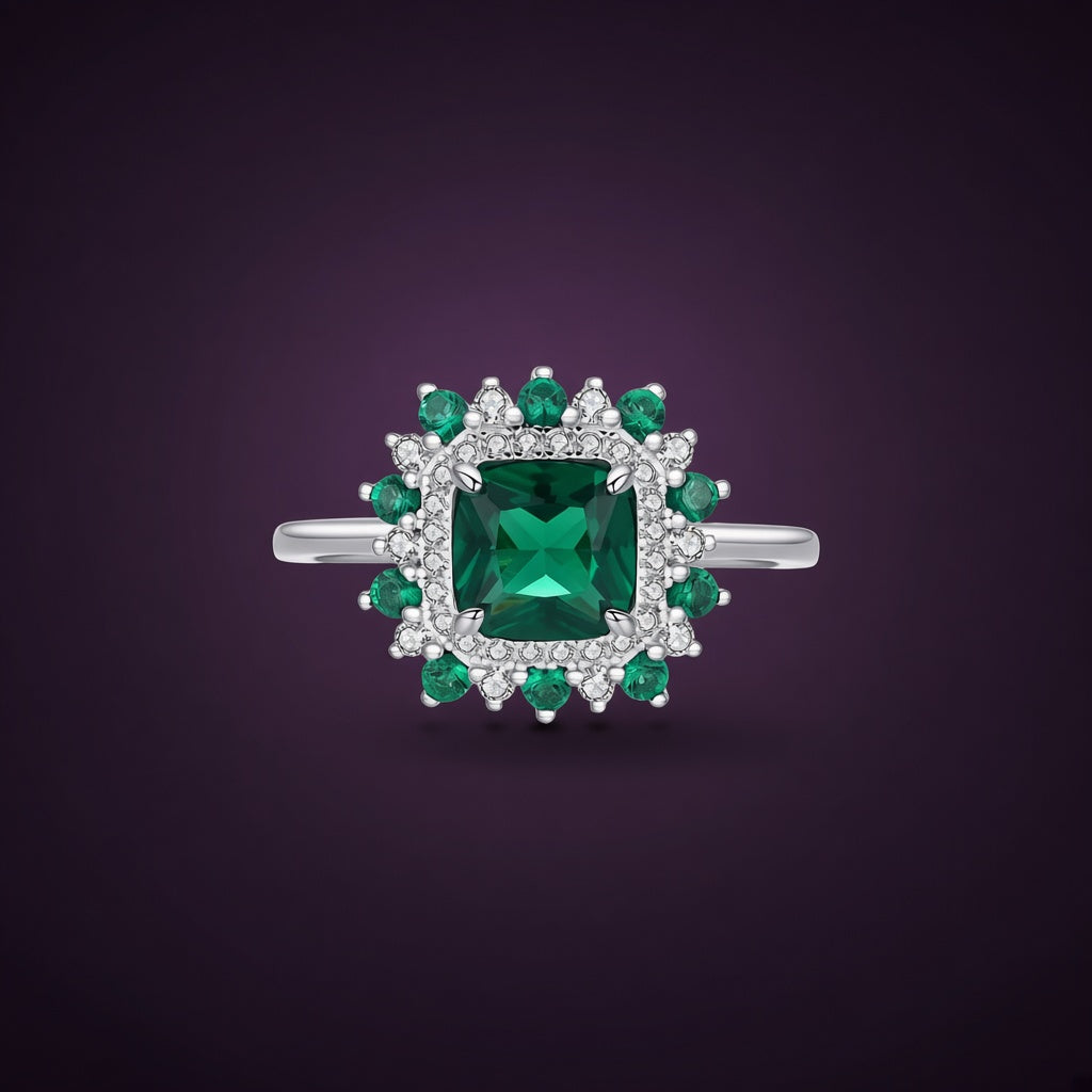 Bague Fleur de Mousse argent 925, zirconium cubique vert carré, halo clair et corolle verte, sur fond aubergine