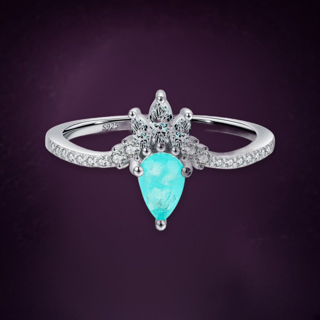 Bague Fontaine vue de face : goutte bleu-vert sous une couronne de pierres claires, anneau serti