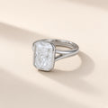 Bague Glacier argent 925, modèle 8 × 12 mm : moissanite synthétique rectangulaire aux angles coupés en serti clos, sur fond crème