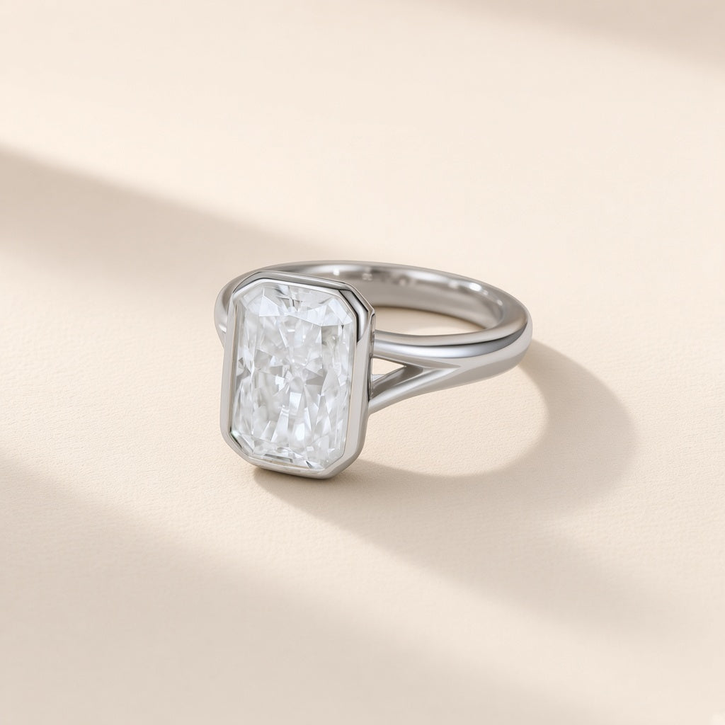Bague Glacier argent 925, modèle 8 × 12 mm : moissanite synthétique rectangulaire aux angles coupés en serti clos, sur fond crème