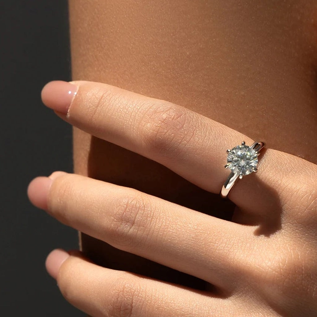 Bague Phare portée au doigt : la pierre ronde claire vue de profil