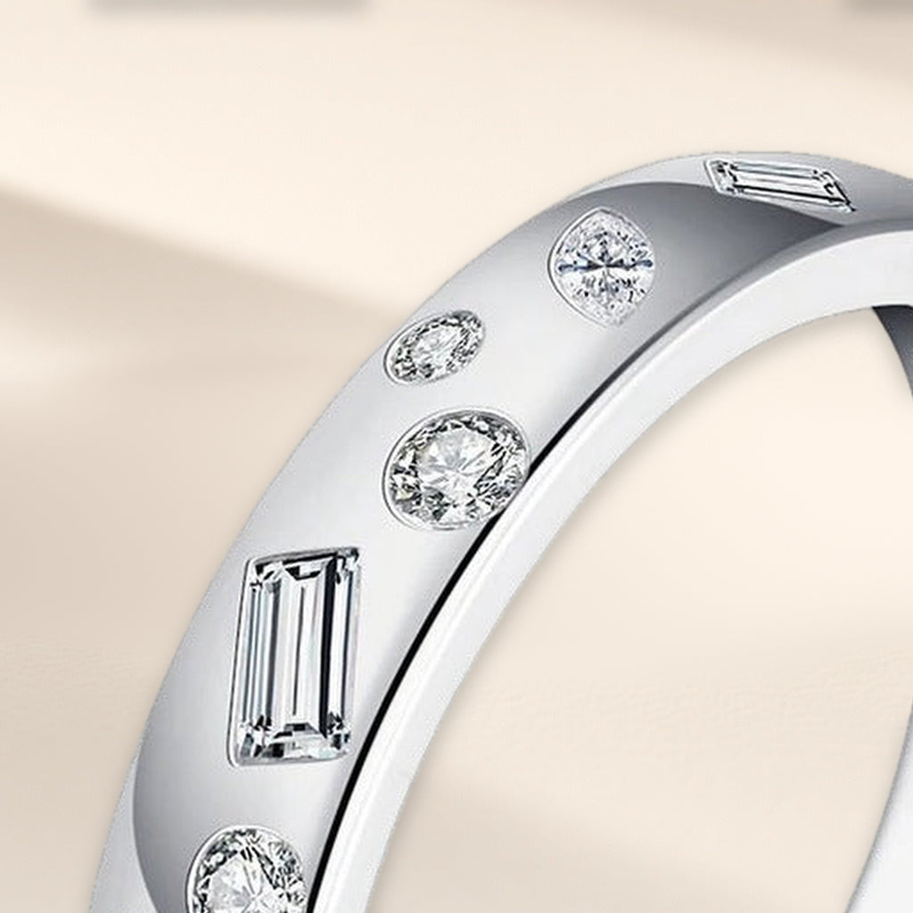Bague Mosaïque en gros plan : pierres claires rondes, baguette et navette serties dans l'anneau poli