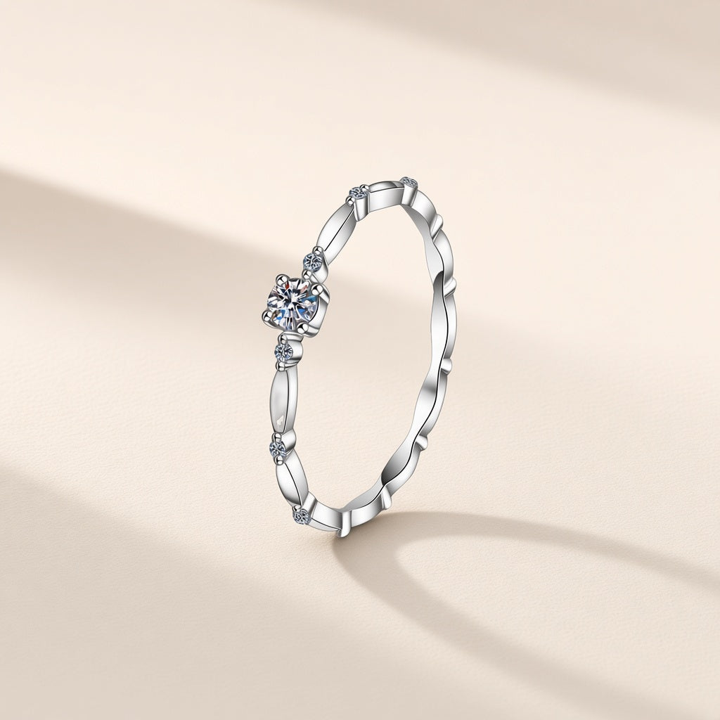 Bague Guirlande en argent 925 à placage de couleur blanche, moissanite synthétique ronde à quatre griffes, anneau en maillons, sur fond crème