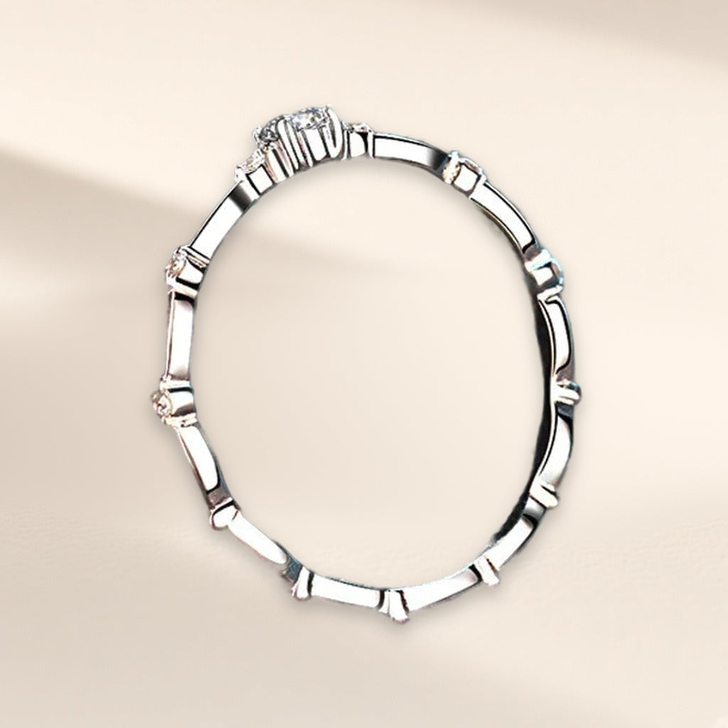Bague Guirlande vue de dessus : anneau en maillons et pierre ronde claire à quatre griffes