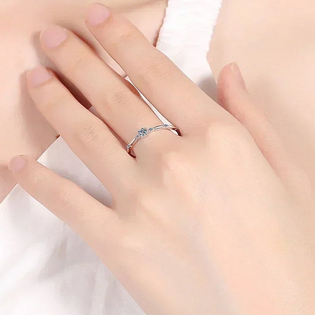 Bague Guirlande portée au doigt : la petite pierre ronde sur l'anneau en maillons