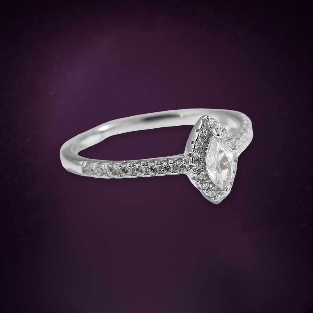 Bague Pétale de Givre argent 925, zirconium cubique incolore taille marquise dans un halo de petites pierres, anneau fin pavé sur le dessus
