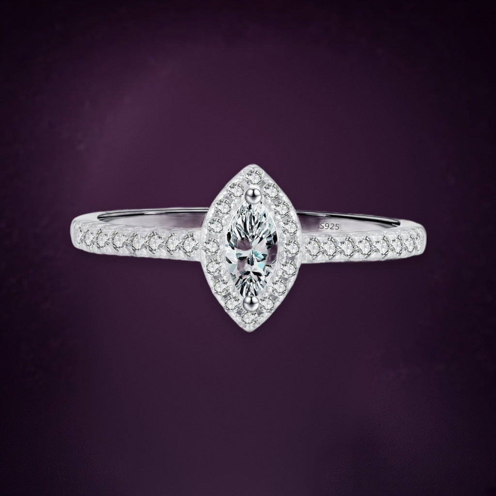 Bague Pétale de Givre vue de face : pierre navette claire dans un halo de petites pierres, anneau serti