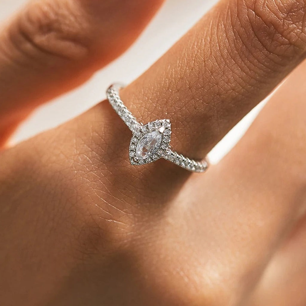 Bague Pétale de Givre portée au doigt : la pierre navette et son halo dans le sens du doigt