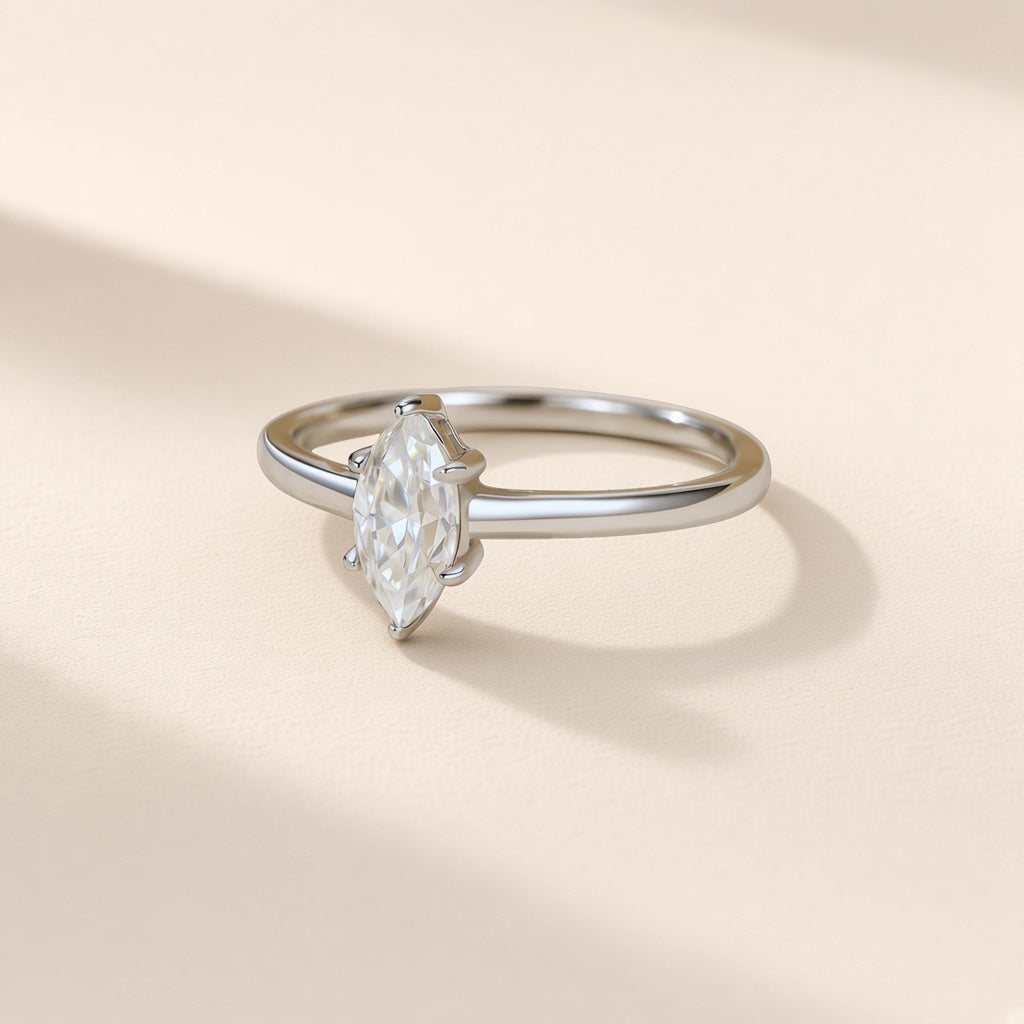 Bague Amande argent 925, modèle 4 × 8 mm : moissanite synthétique taille marquise posée dans le sens du doigt, sur fond crème