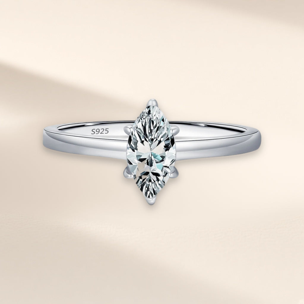 Bague Amande vue de face : pierre navette claire tenue par des griffes, anneau fin et lisse