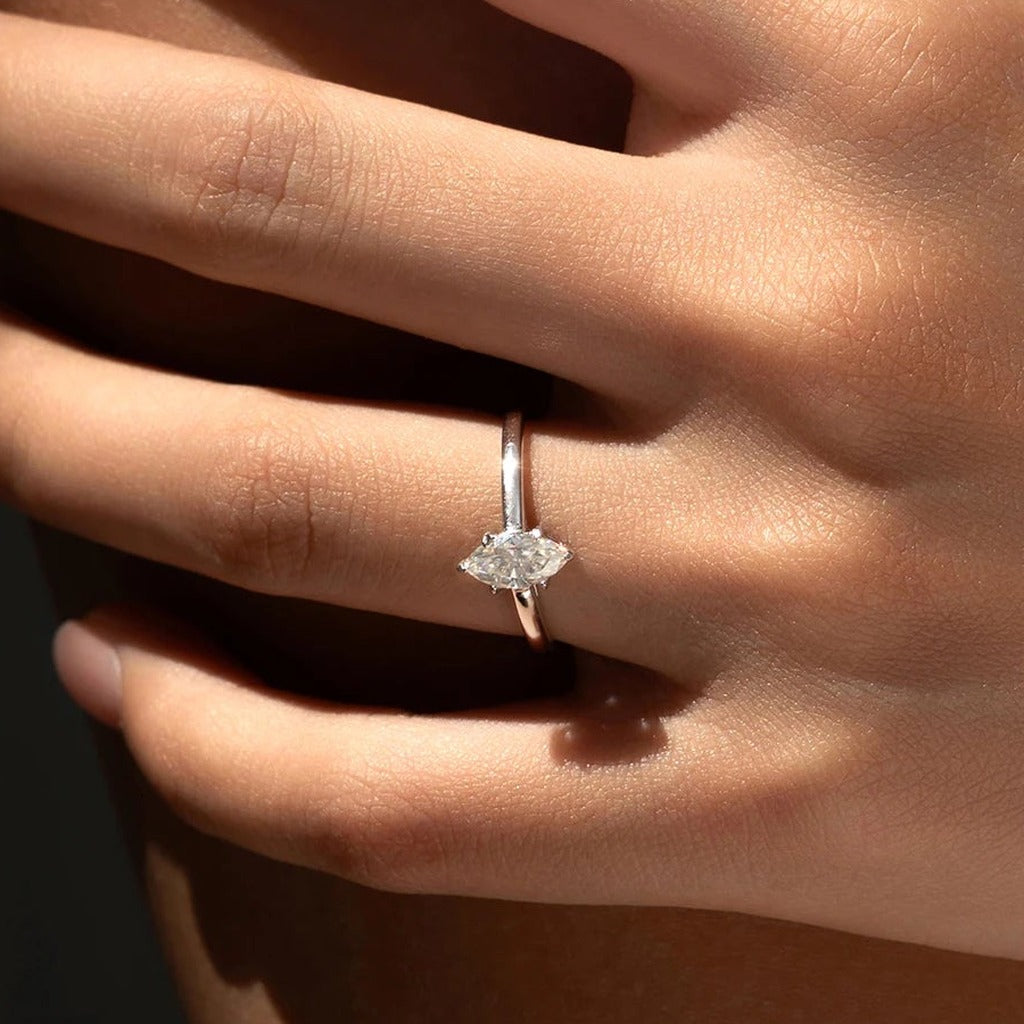 Bague Amande portée au doigt : la pierre navette posée dans le sens du doigt