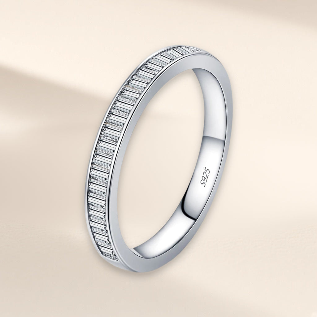 Bague Persienne vue de biais : rangée de petites pierres rectangulaires claires entre deux bords lisses