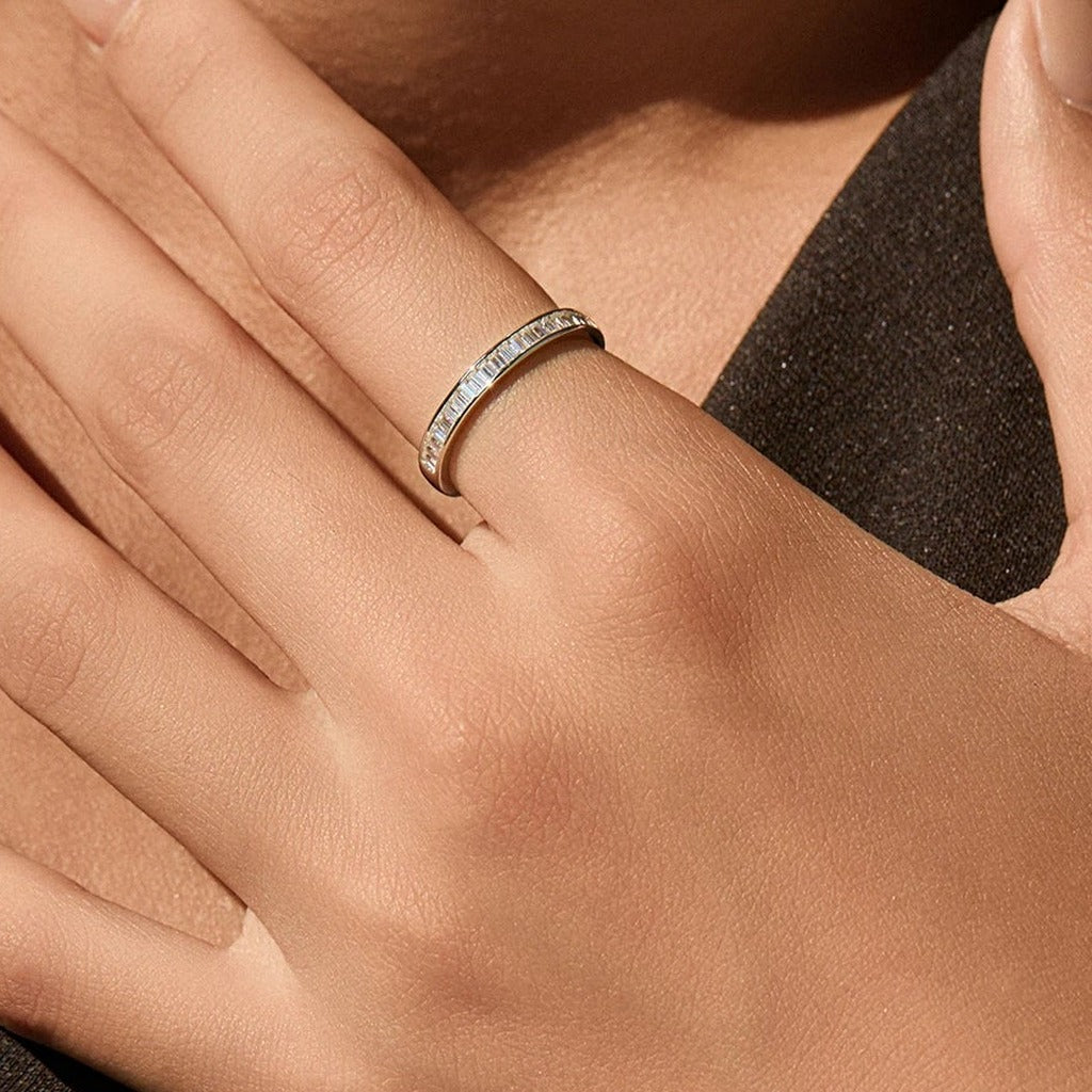 Bague Persienne portée au doigt : la rangée de pierres rectangulaires sur le dessus de l'anneau