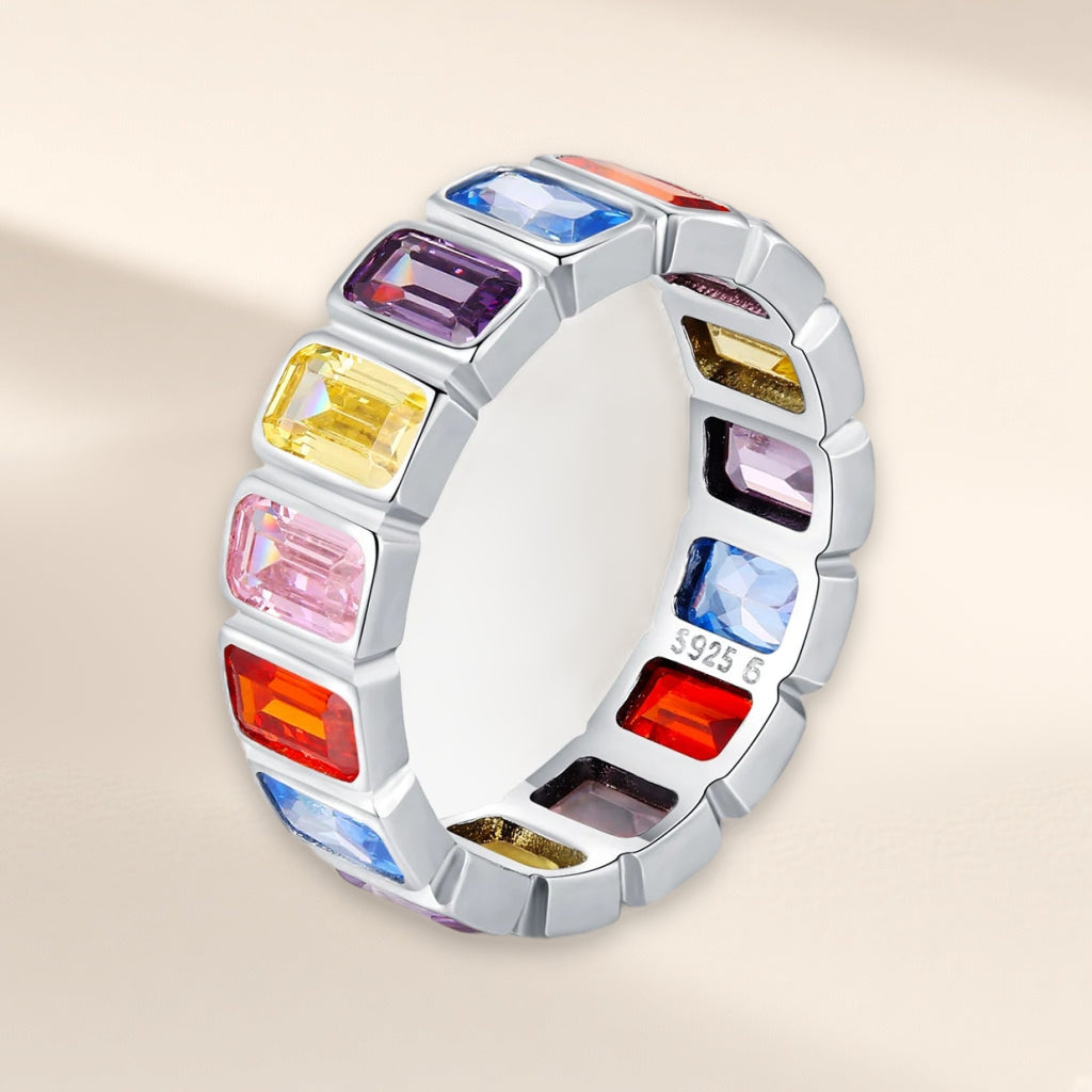 Bague Palette vue de biais : tour complet de pierres rectangulaires multicolores serties clos