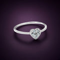Bague Battement argent 925, zirconium cubique incolore taillé en cœur sur un anneau lisse et fin, sur fond aubergine