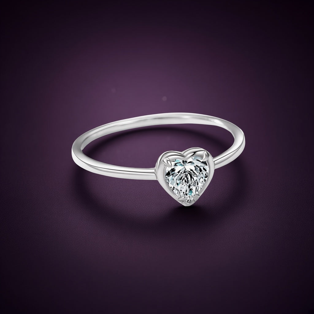 Bague Battement argent 925, zirconium cubique incolore taillé en cœur sur un anneau lisse et fin, sur fond aubergine