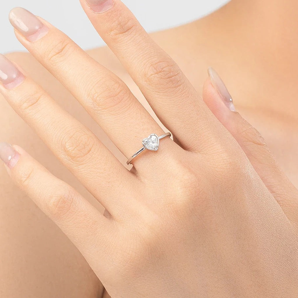 Bague Battement portée au doigt : le petit cœur clair sur l'anneau fin