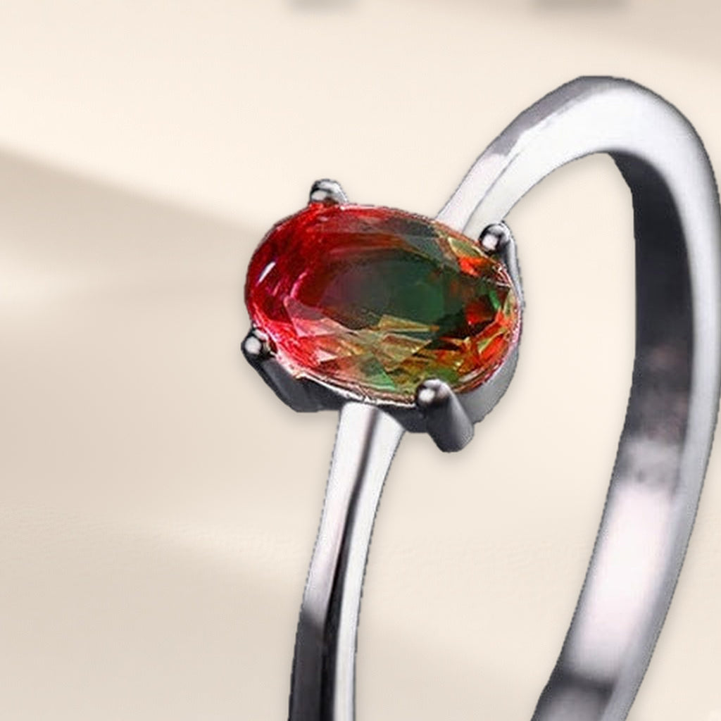 Bague Arrière-Saison en gros plan : les reflets rouges et verts de la pierre ovale