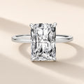Bague Lac d'Hiver argent 925, une grande pierre rectangulaire aux angles coupés, en zirconium cubique incolore, tenue par quatre griffes sur un anneau fin, sur fond crème