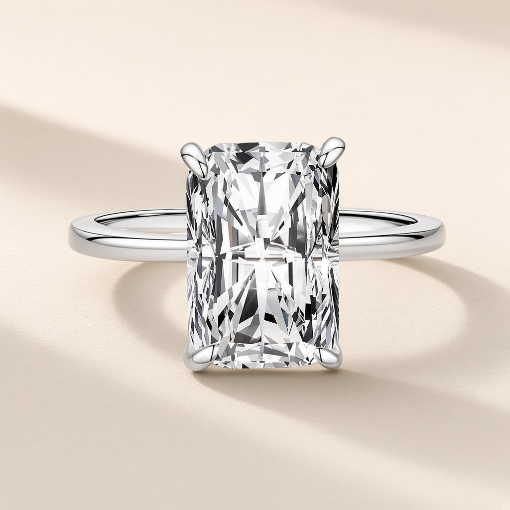 Bague Lac d'Hiver argent 925, une grande pierre rectangulaire aux angles coupés, en zirconium cubique incolore, tenue par quatre griffes sur un anneau fin, sur fond crème
