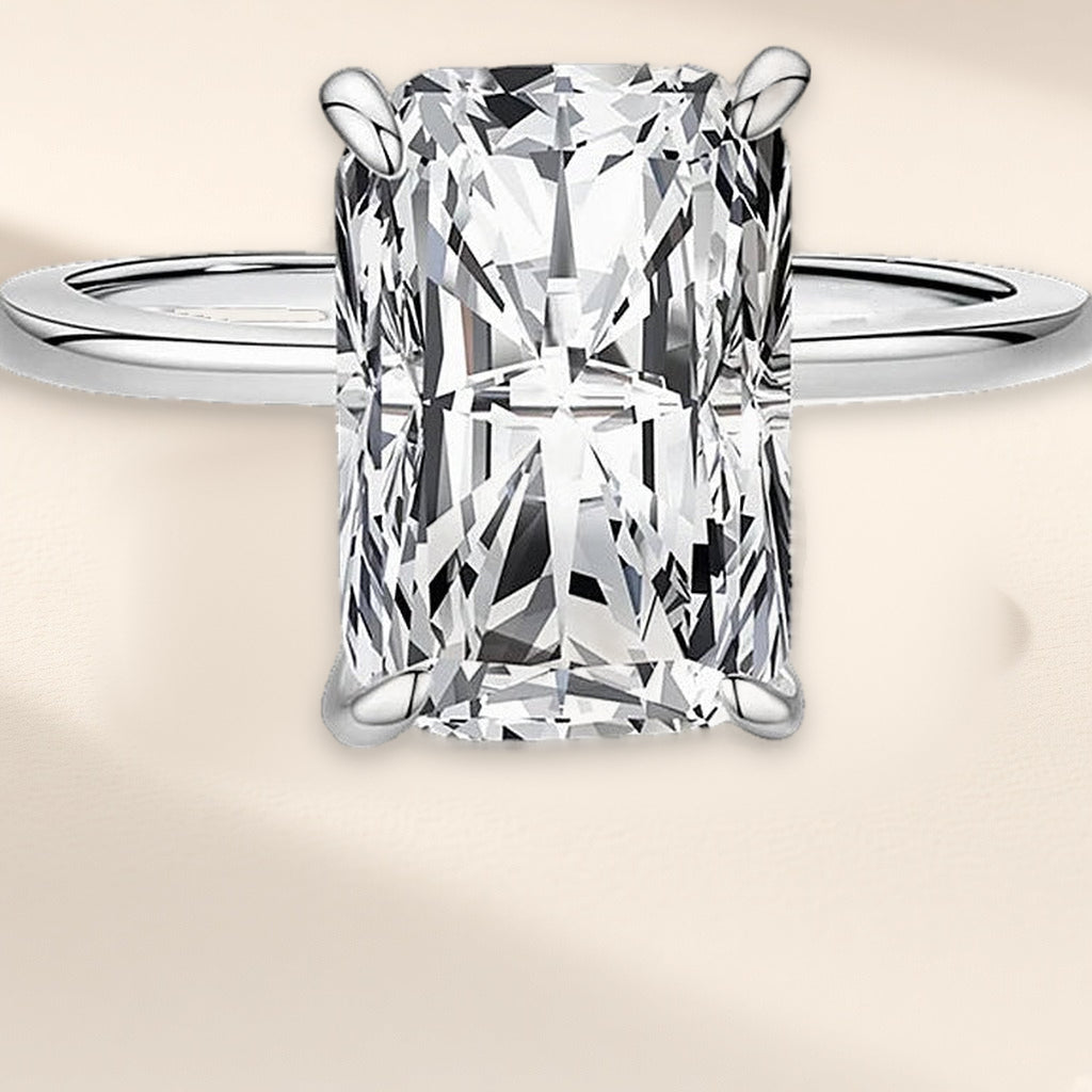 Bague Lac d'Hiver vue de face : grande pierre rectangulaire claire tenue par quatre griffes sur l'anneau fin