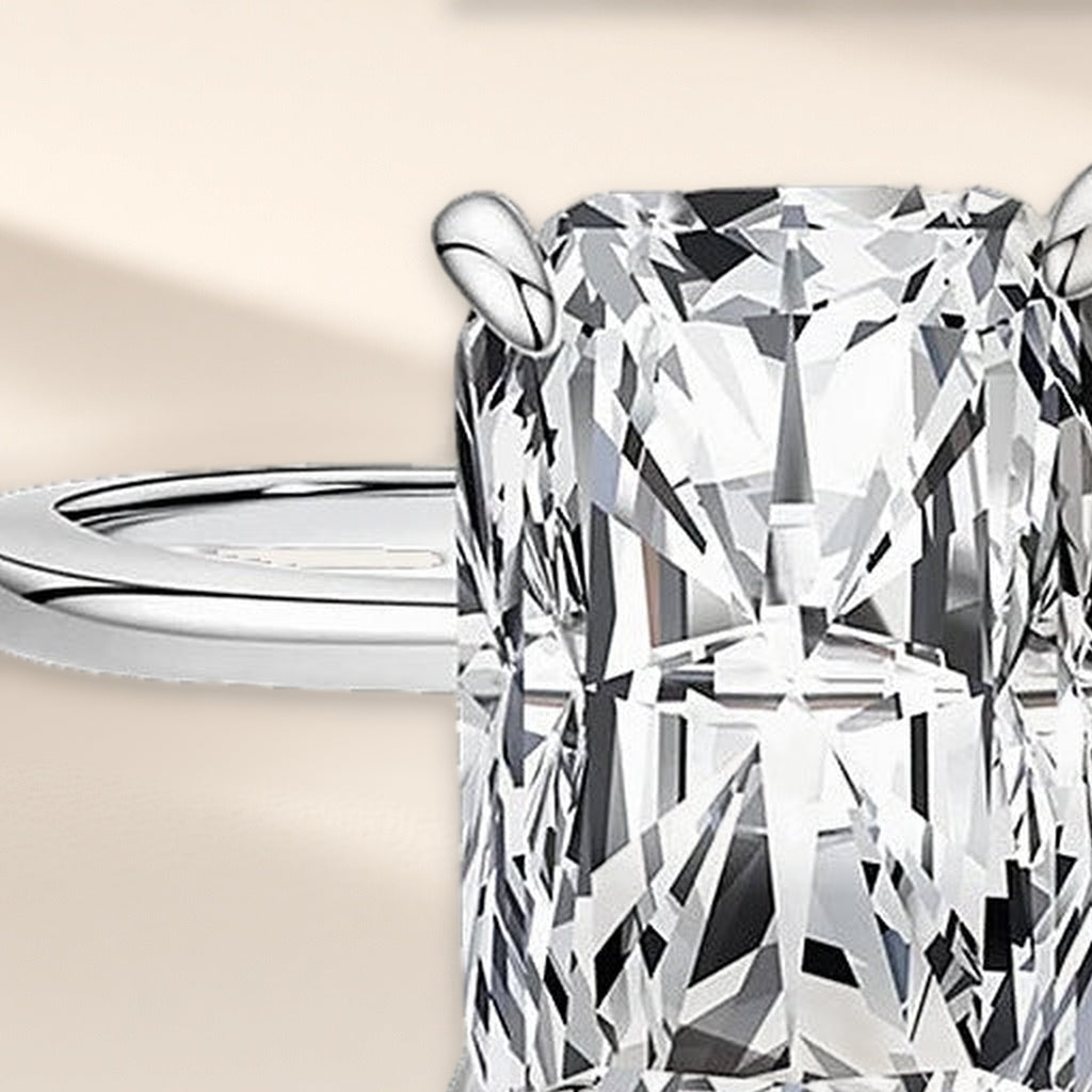 Bague Lac d'Hiver en gros plan : les facettes de la grande pierre rectangulaire et ses griffes