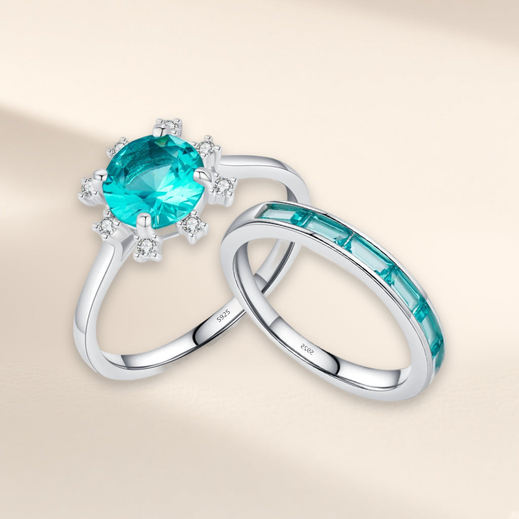 Bague Atoll, les deux modèles côte à côte : pierre ronde bleu-vert entourée de petites pierres, et rang de pierres rectangulaires bleu-vert