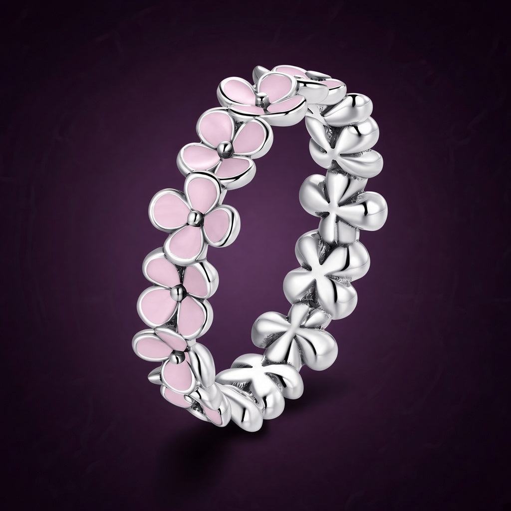 Bague Ronde des Prés argent 925, couronne de petites fleurs tout autour de l'anneau, émaillées de rose d'un côté, en argent de l'autre