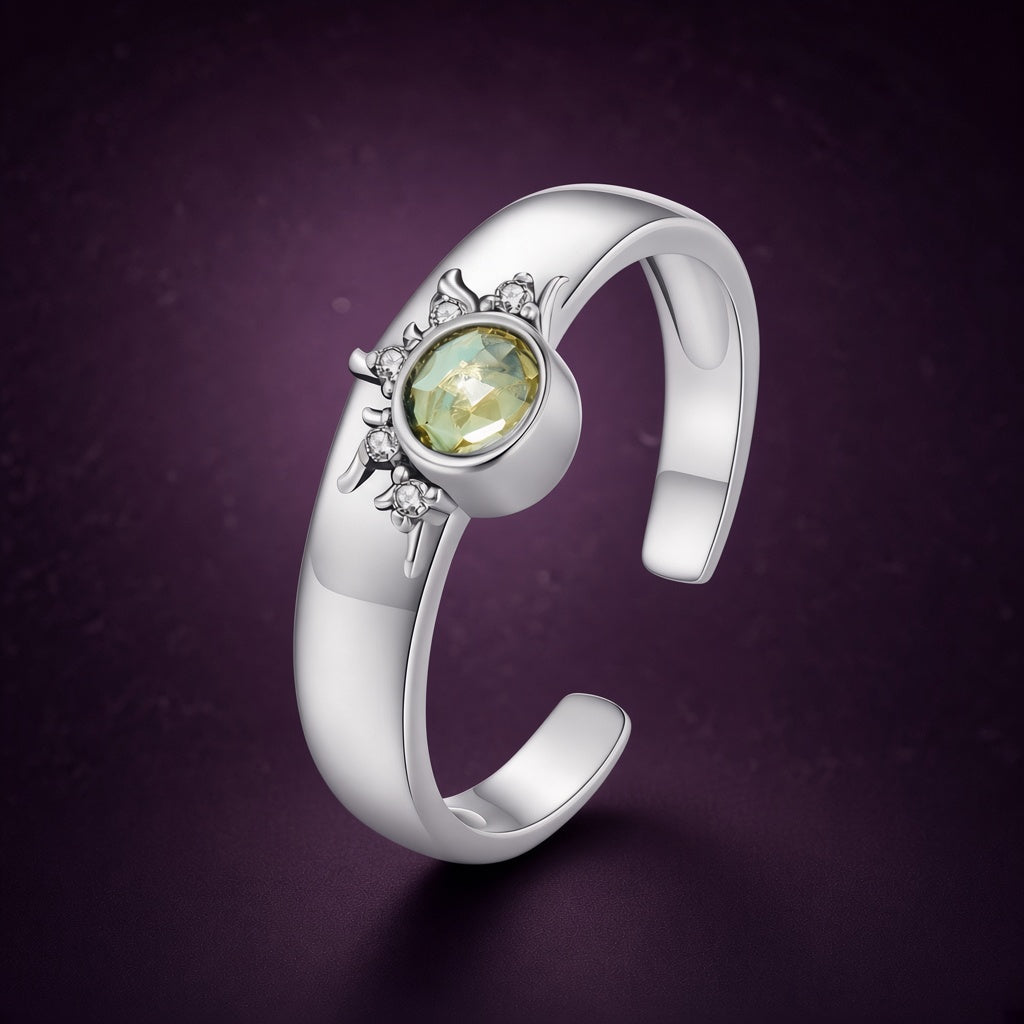 Bague soleil « Éclipse » ouverte en argent 925 : anneau large, soleil en relief serti d'un zirconium cubique jaune-vert, sur fond aubergine