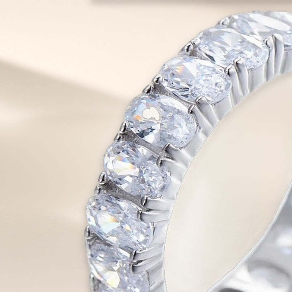 Bague Farandole en gros plan : les pierres ovales claires et leurs griffes