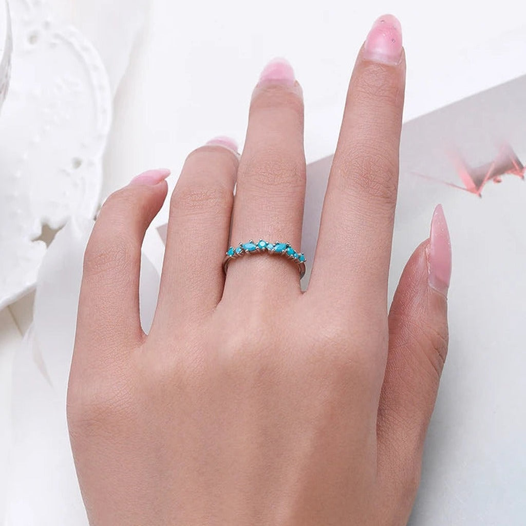 Bague Ressac portée au doigt : la vague de petites pierres turquoise
