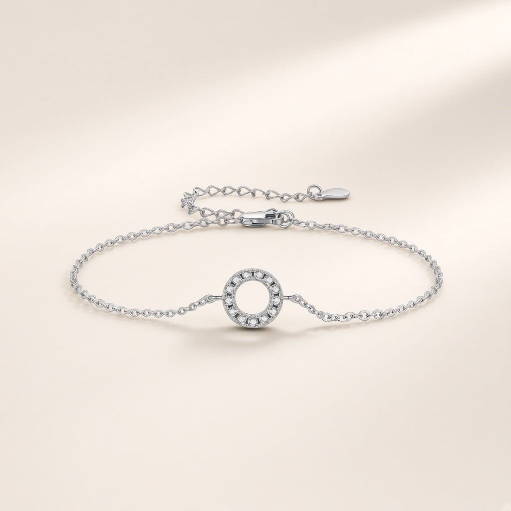 Bracelet Orbite argent 925, cercle ouvert serti de moissanites synthétiques sur chaîne fine, sur fond crème