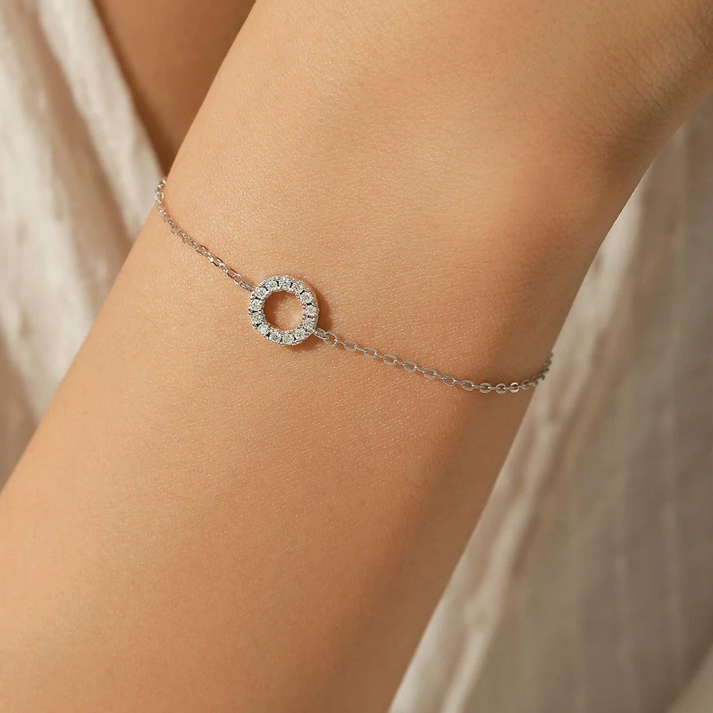 Bracelet Orbite porté au poignet : le petit cercle serti au milieu de la chaîne