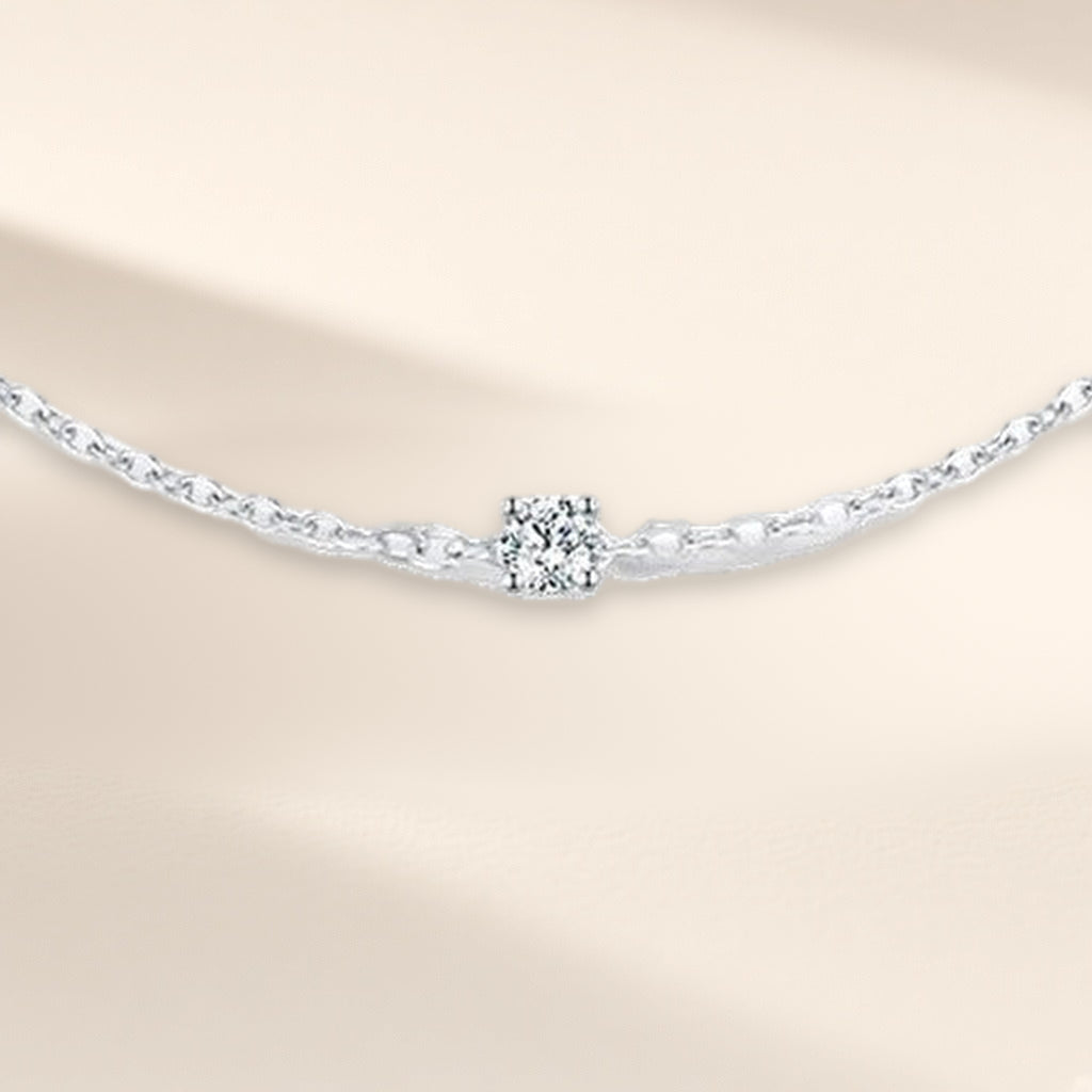 Bracelet Étoile du Berger en gros plan : la pierre ronde claire à quatre griffes sur la chaîne fine
