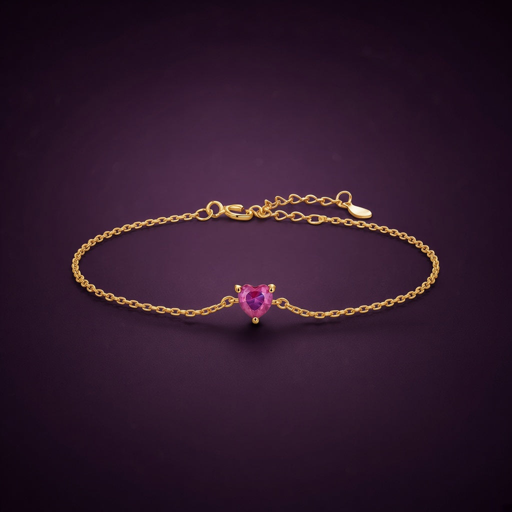 Bracelet Cœur de Pivoine, finition dorée sur argent 925, cœur rose fuchsia en zirconium cubique, sur fond aubergine