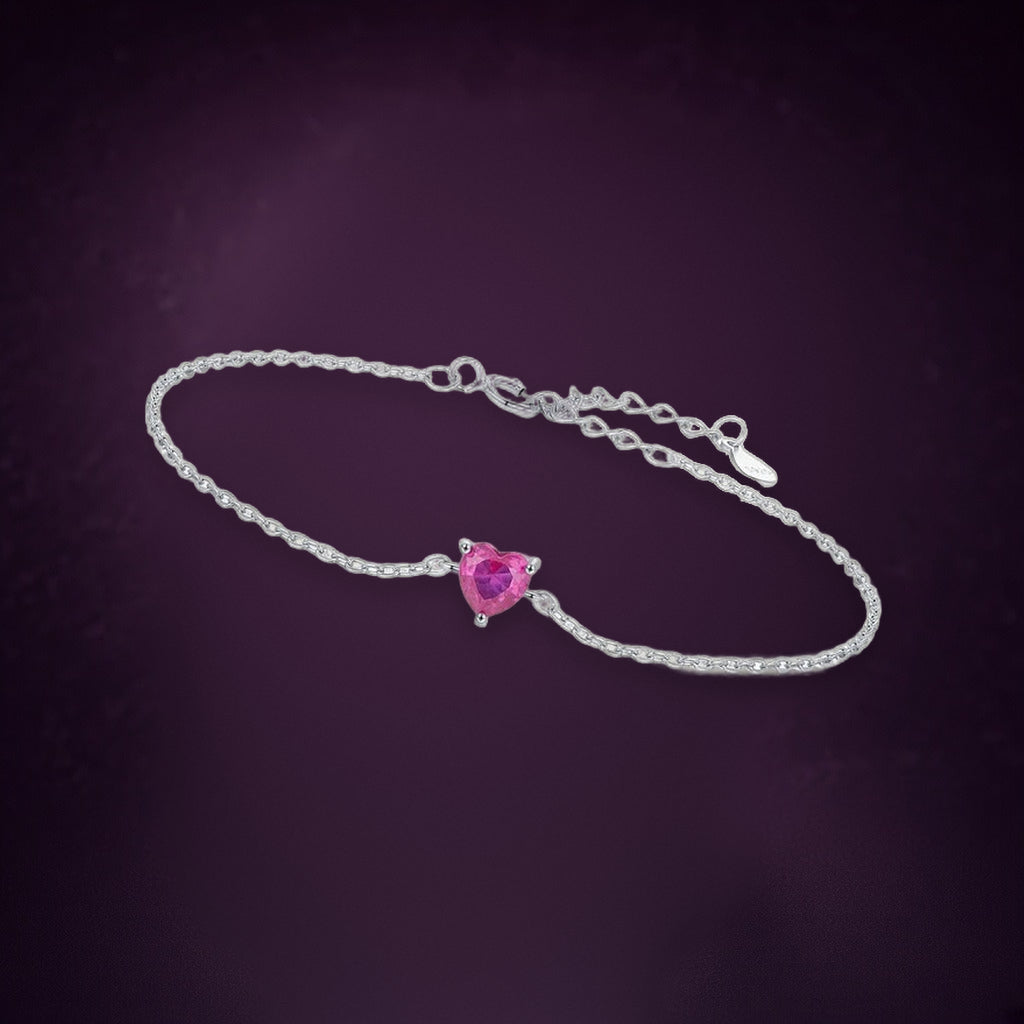 Bracelet Cœur de Pivoine vu en entier : chaîne fine, cœur rose fuchsia au centre, fermoir et rallonge
