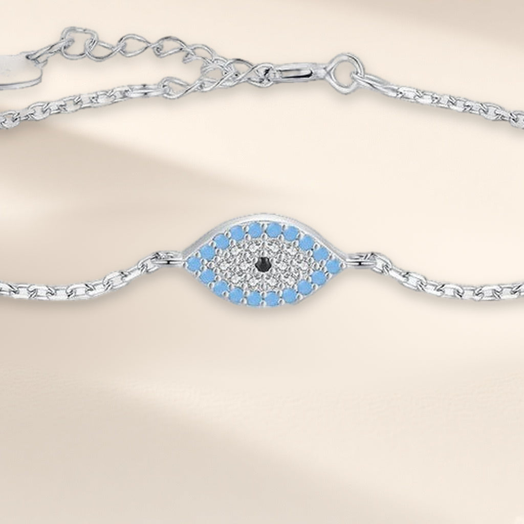 Bracelet Regard d'Été en gros plan : œil en amande de pierres turquoise et claires, pupille noire, sur la chaîne