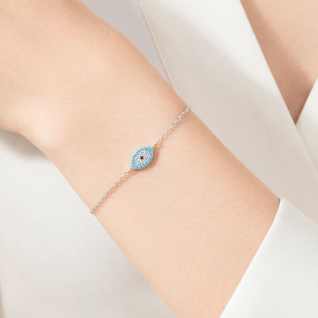 Bracelet Regard d'Été porté au poignet : le petit œil turquoise au centre de la chaîne fine