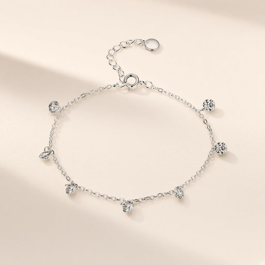 Bracelet Bulles de Savon argent 925, petits zirconiums cubiques incolores suspendus à une chaîne fine, sur fond crème