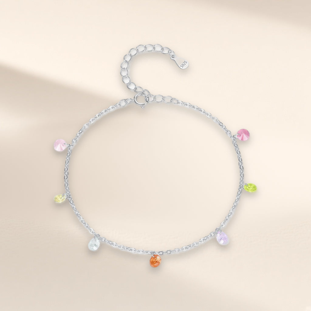 Bracelet Bulles de Savon vu en entier : petites pierres de couleur suspendues à la chaîne fine, fermoir et rallonge