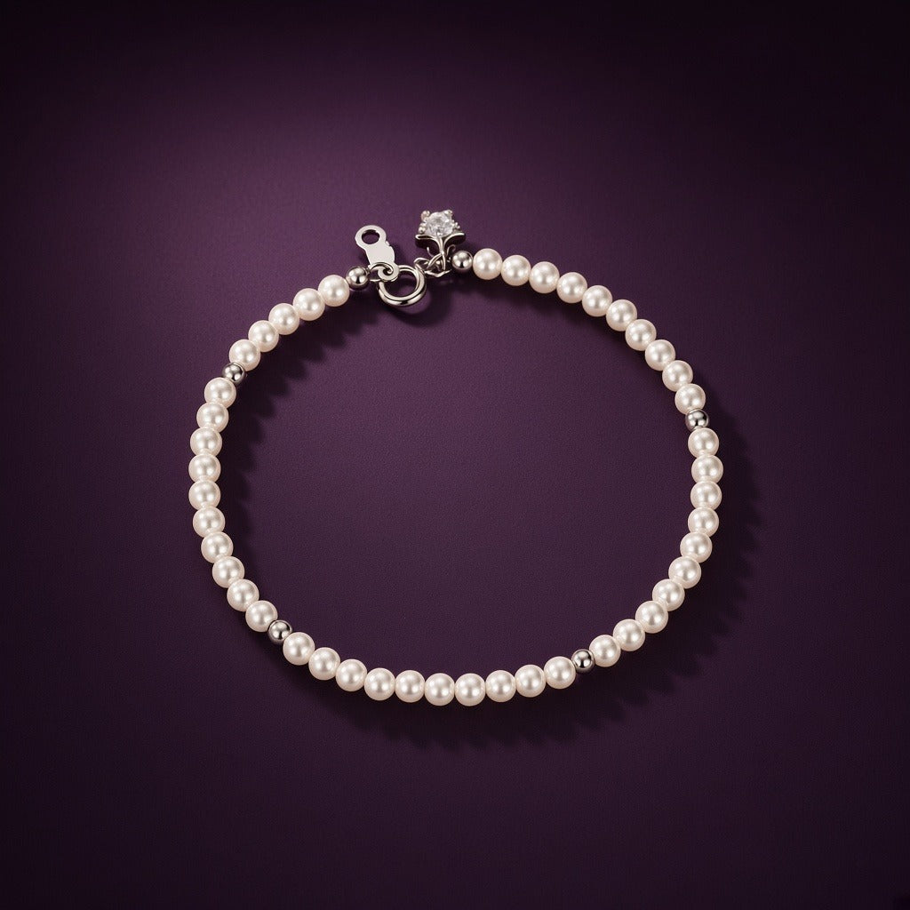 Bracelet Fil d'Étoiles argent 925 et perles d'imitation sur fond aubergine