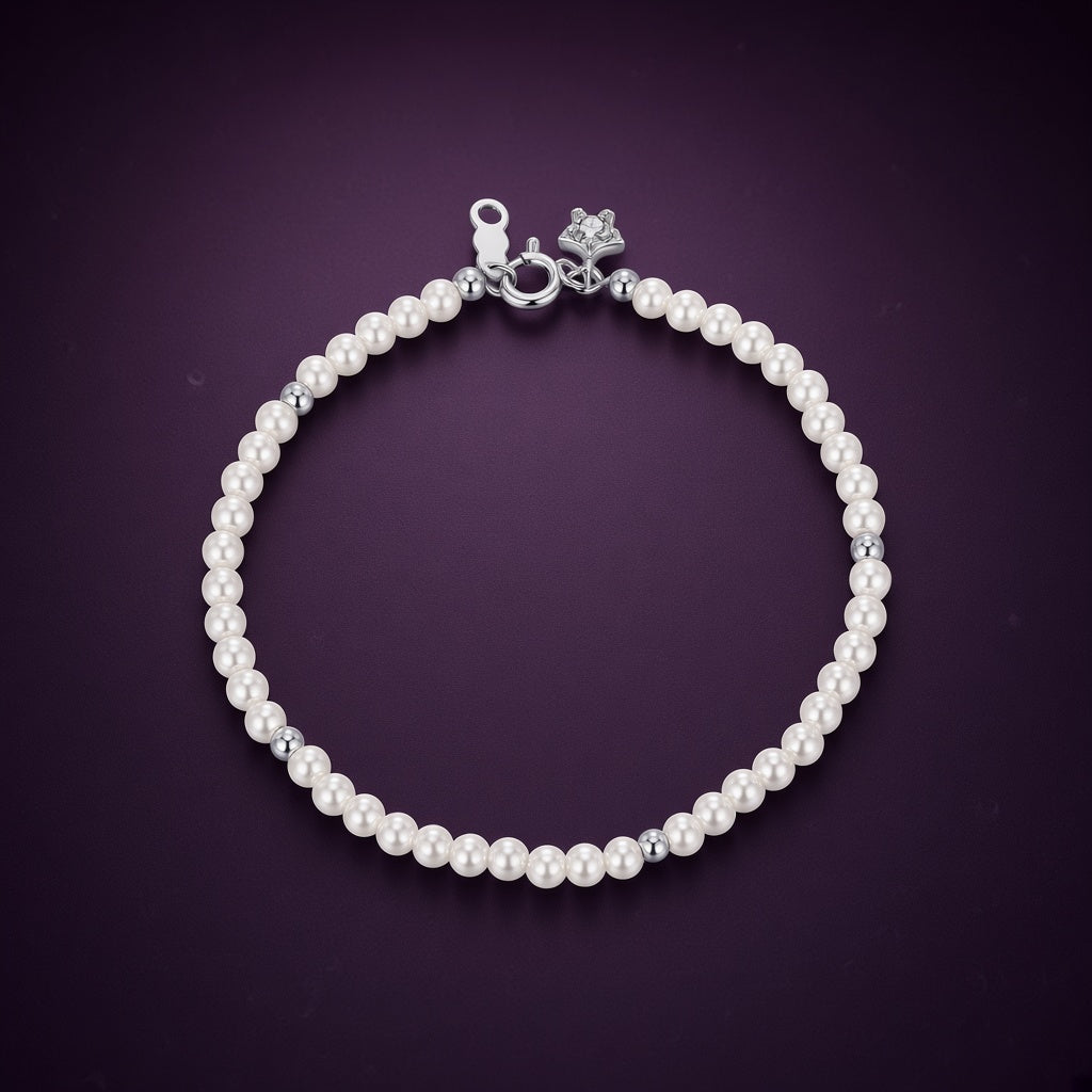 Bracelet Fil d'Étoiles vu en entier : rang de petites perles blanches, fermoir et breloque étoile