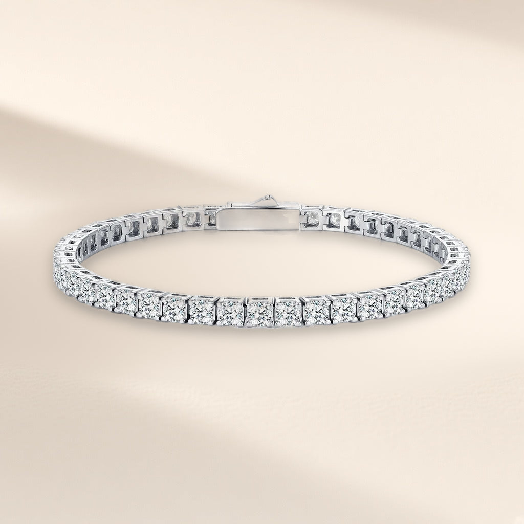 Bracelet tennis Frimas argent 925, modèle 3 mm : moissanites synthétiques rondes et incolores tenues par des griffes sur tout le tour, sur fond crème