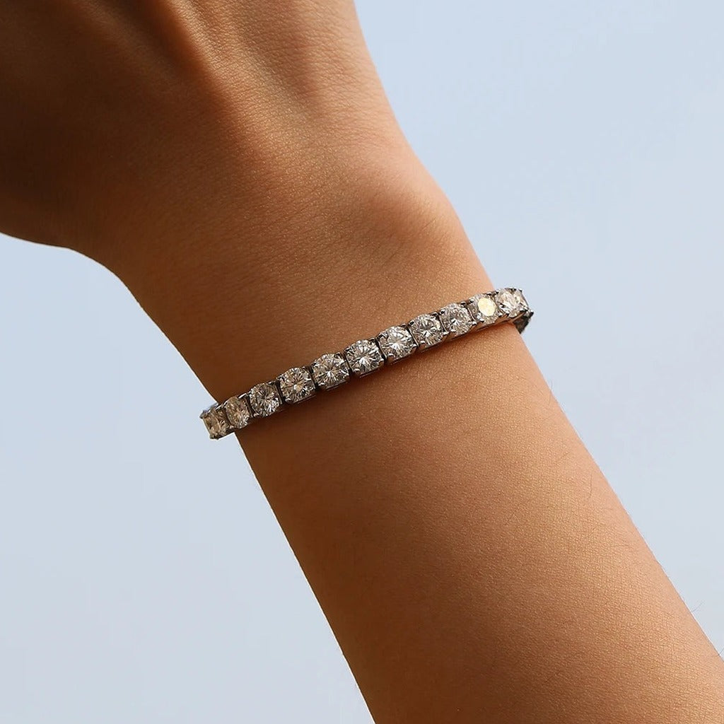 Bracelet Frimas porté au poignet : la ligne de pierres claires autour du poignet
